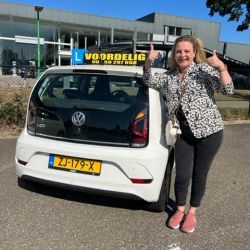 Sonja Canton, rijinstructrice van Rijschool Voordelig Roermond